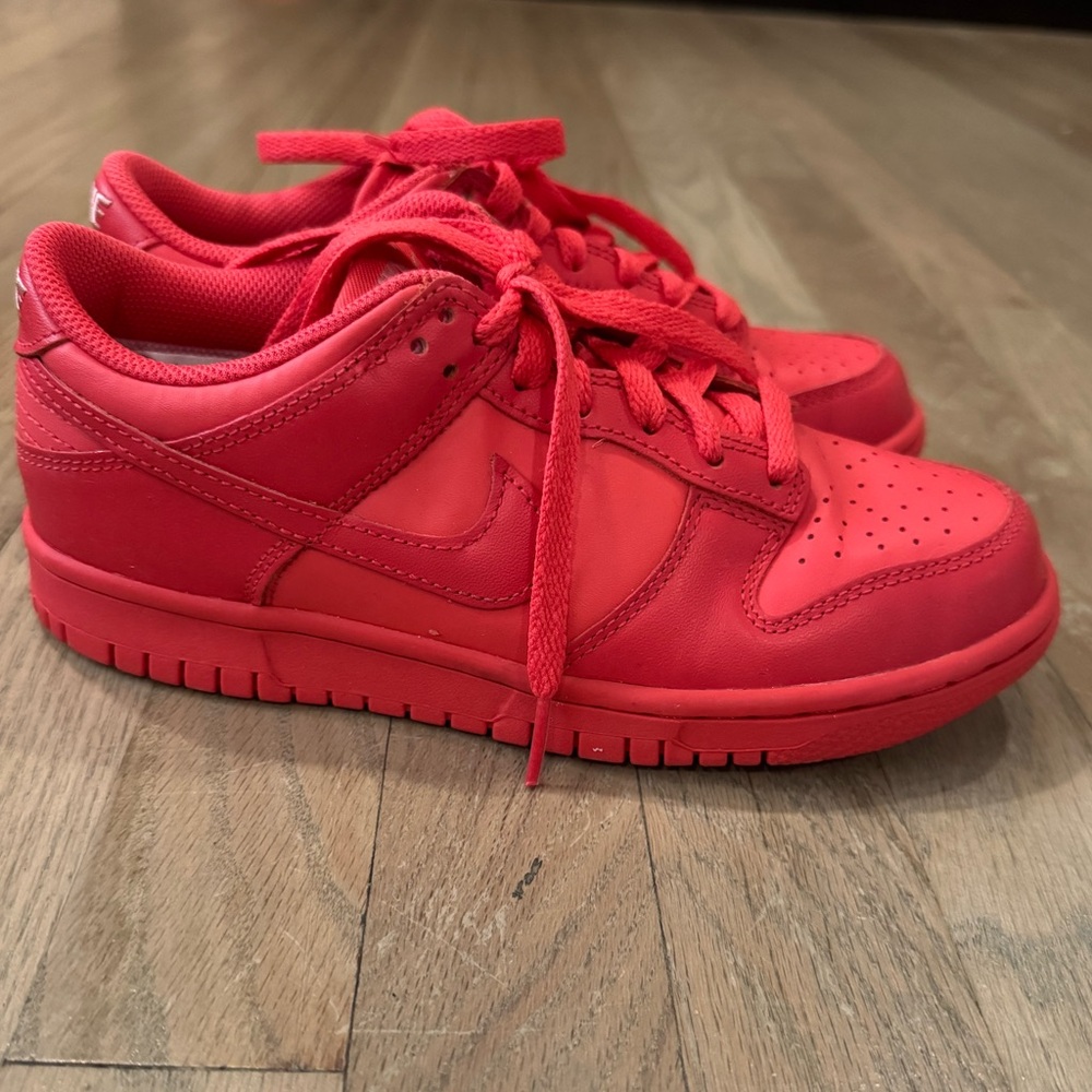 Nike Dunk Low GS in Track Red size 5Y